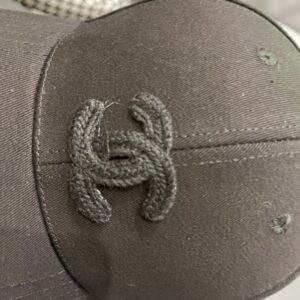 【AT11982】プラダ（Prada）ブラックシリーズ ロゴ刺繍ベースボールキャップ | Chanel
