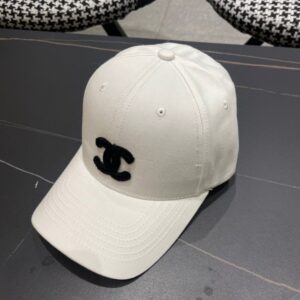 【AT11983】クラシックな白いベースボールキャップ - ダブルCロゴ付き | Chanel