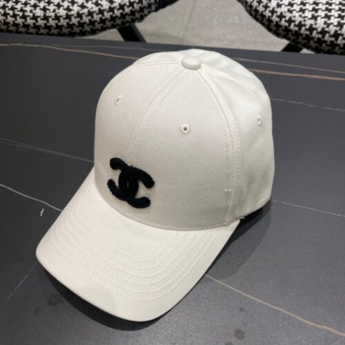 【AT11983】クラシックな白いベースボールキャップ - ダブルCロゴ付き | Chanel