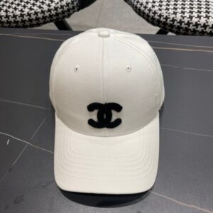 【AT11983】クラシックな白いベースボールキャップ - ダブルCロゴ付き | Chanel