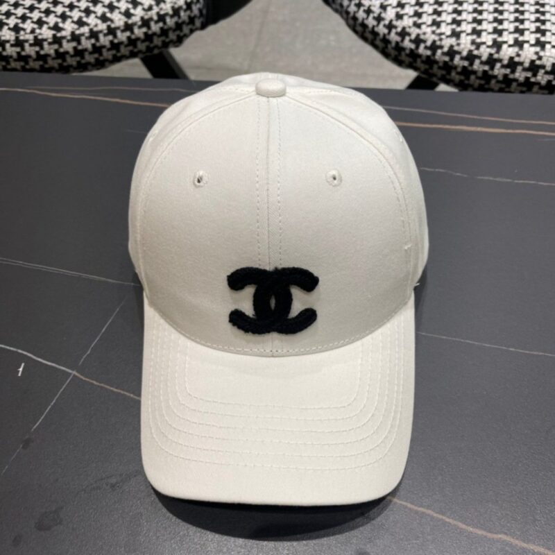 【AT11983】クラシックな白いベースボールキャップ - ダブルCロゴ付き | Chanel