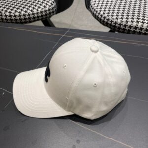 【AT11983】クラシックな白いベースボールキャップ - ダブルCロゴ付き | Chanel