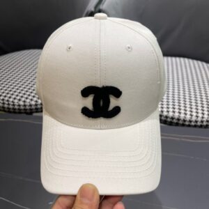 【AT11983】クラシックな白いベースボールキャップ - ダブルCロゴ付き | Chanel
