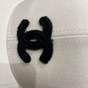 【AT11983】クラシックな白いベースボールキャップ - ダブルCロゴ付き | Chanel