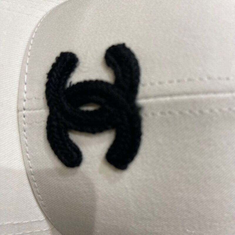 【AT11983】クラシックな白いベースボールキャップ - ダブルCロゴ付き | Chanel