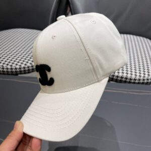 【AT11983】クラシックな白いベースボールキャップ - ダブルCロゴ付き | Chanel