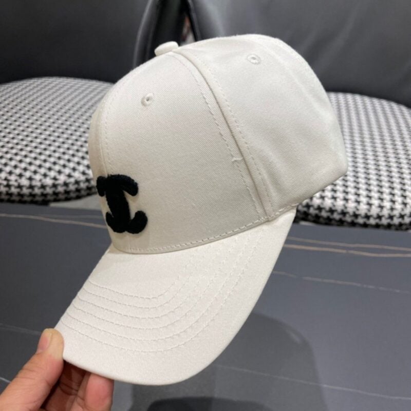 【AT11983】クラシックな白いベースボールキャップ - ダブルCロゴ付き | Chanel