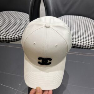 【AT11983】クラシックな白いベースボールキャップ - ダブルCロゴ付き | Chanel