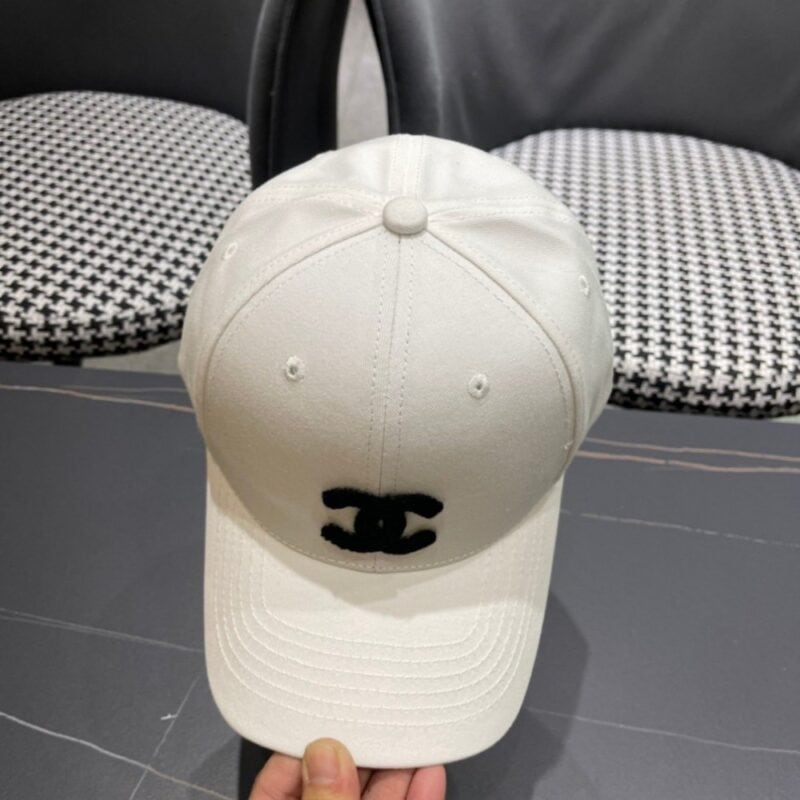 【AT11983】クラシックな白いベースボールキャップ - ダブルCロゴ付き | Chanel