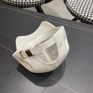 【AT11983】クラシックな白いベースボールキャップ - ダブルCロゴ付き | Chanel