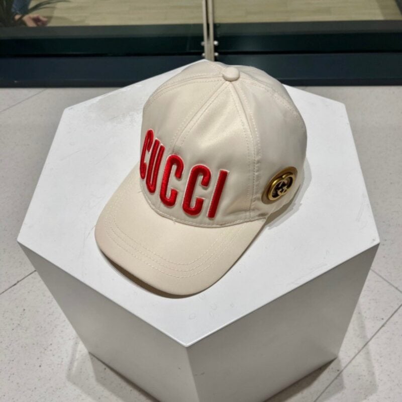 【AT11987】グッチのミルキーホワイト野球帽・赤ロゴ付き、エレガントなスタイルを演出 | Gucci Firenze