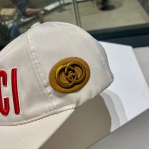 【AT11987】グッチのミルキーホワイト野球帽・赤ロゴ付き、エレガントなスタイルを演出 | Gucci Firenze