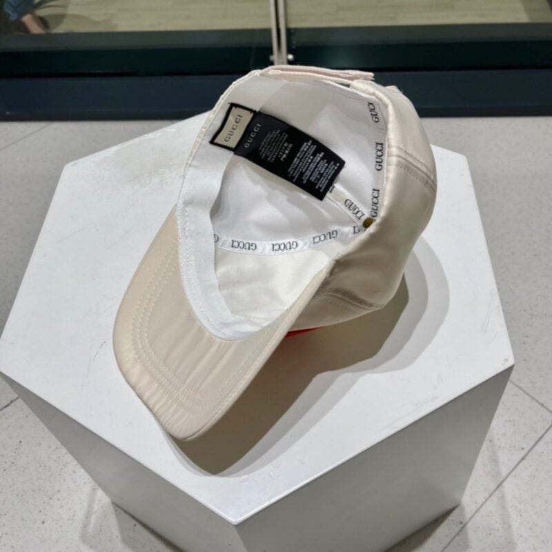 【AT11987】グッチのミルキーホワイト野球帽・赤ロゴ付き、エレガントなスタイルを演出 | Gucci Firenze