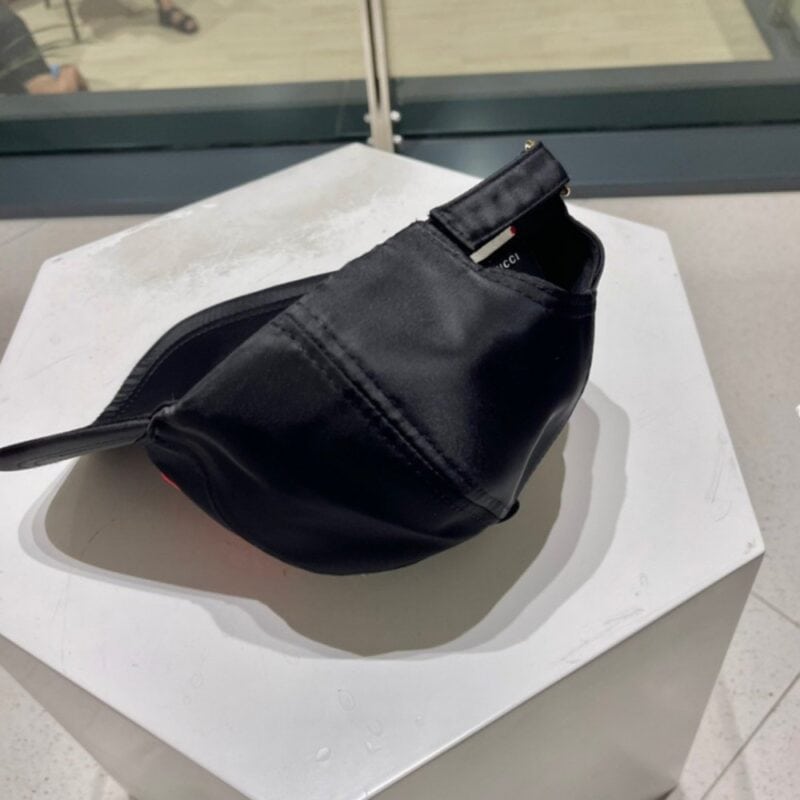 【AT11988】Gucci グッチ レザーロゴ野球帽 黒赤 ファッショントレンド ストリートファッション | Gucci Italy