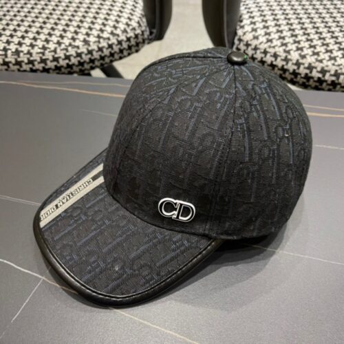 【AT11993】ディオール Dior クラシックなブラックベースボールキャップ、金属CDロゴ入り、洗練された都市ファッションアクセサリー | Dior Paris