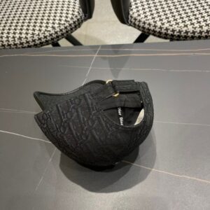 【AT11993】ディオール Dior クラシックなブラックベースボールキャップ、金属CDロゴ入り、洗練された都市ファッションアクセサリー | Dior Paris