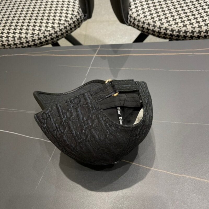 【AT11993】ディオール Dior クラシックなブラックベースボールキャップ、金属CDロゴ入り、洗練された都市ファッションアクセサリー | Dior Paris