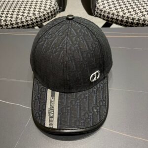 【AT11993】ディオール Dior クラシックなブラックベースボールキャップ、金属CDロゴ入り、洗練された都市ファッションアクセサリー | Dior Paris