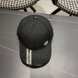 【AT11993】ディオール Dior クラシックなブラックベースボールキャップ、金属CDロゴ入り、洗練された都市ファッションアクセサリー | Dior Paris