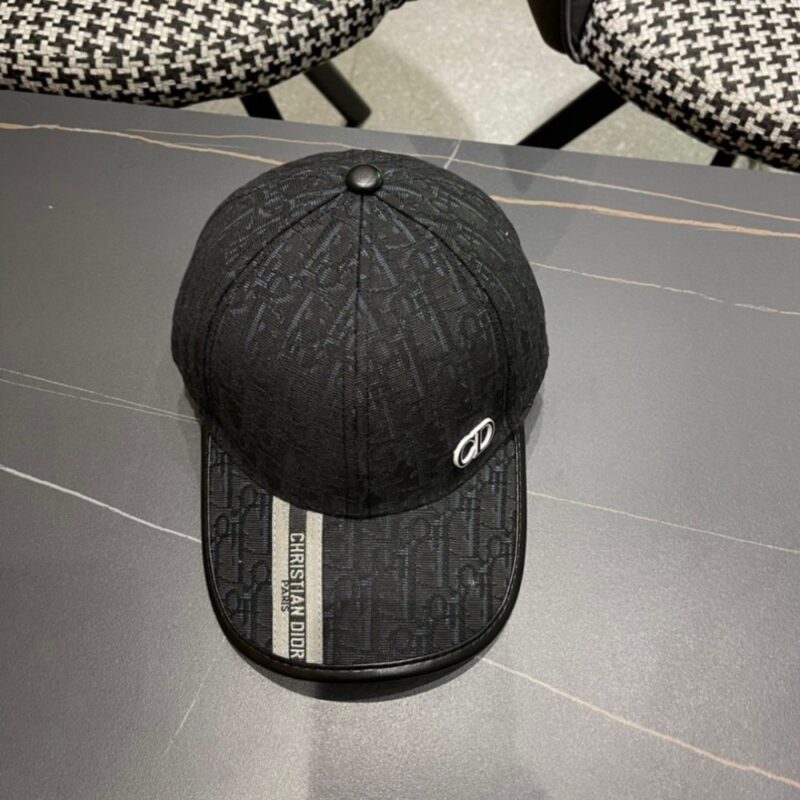 【AT11993】ディオール Dior クラシックなブラックベースボールキャップ、金属CDロゴ入り、洗練された都市ファッションアクセサリー | Dior Paris