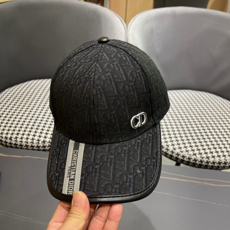 【AT11993】ディオール Dior クラシックなブラックベースボールキャップ、金属CDロゴ入り、洗練された都市ファッションアクセサリー | Dior Paris