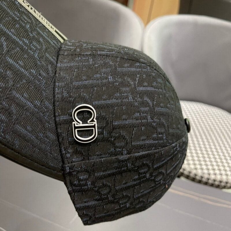 【AT11993】ディオール Dior クラシックなブラックベースボールキャップ、金属CDロゴ入り、洗練された都市ファッションアクセサリー | Dior Paris