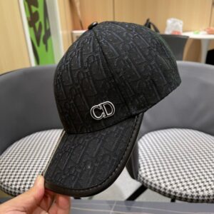 【AT11993】ディオール Dior クラシックなブラックベースボールキャップ、金属CDロゴ入り、洗練された都市ファッションアクセサリー | Dior Paris