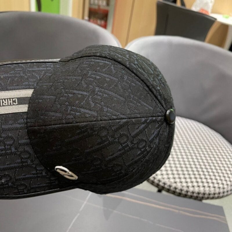 【AT11993】ディオール Dior クラシックなブラックベースボールキャップ、金属CDロゴ入り、洗練された都市ファッションアクセサリー | Dior Paris