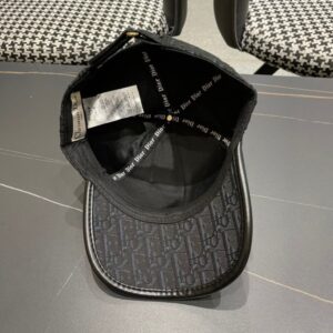 【AT11993】ディオール Dior クラシックなブラックベースボールキャップ、金属CDロゴ入り、洗練された都市ファッションアクセサリー | Dior Paris