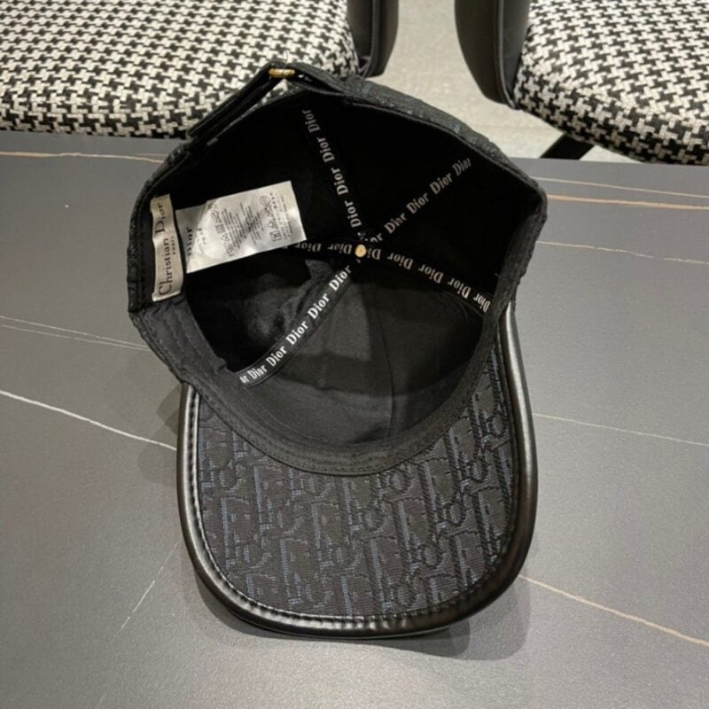 【AT11993】ディオール Dior クラシックなブラックベースボールキャップ、金属CDロゴ入り、洗練された都市ファッションアクセサリー | Dior Paris