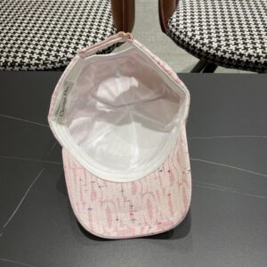 【AT12017】ディオール (Dior) のピンクロゴ入り野球帽、優雅なファッションアクセント | Dior Paris