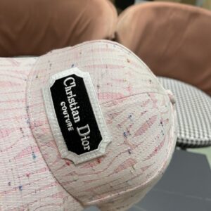 【AT12017】ディオール (Dior) のピンクロゴ入り野球帽、優雅なファッションアクセント | Dior Paris