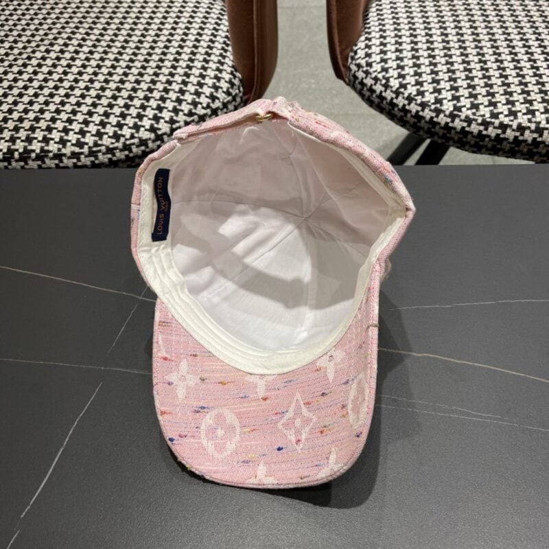 【AT12025】ルイ・ヴィトン（Louis Vuitton）2025年限定ピンクベースボールキャップ | Louis Vuitton Malletier