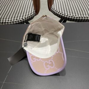 【AT12028】グッチ(Gucci)のベースボールキャップ - 柔らかなアプリコット色とラベンダーが豪華なデザイン | Gucci Firenze