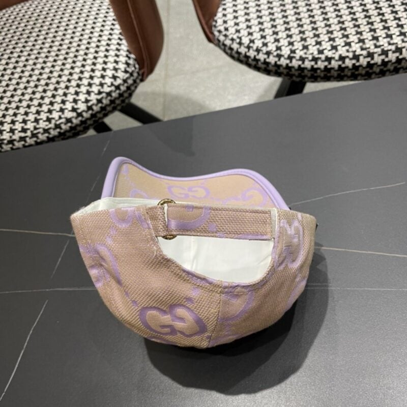 【AT12028】グッチ(Gucci)のベースボールキャップ - 柔らかなアプリコット色とラベンダーが豪華なデザイン | Gucci Firenze