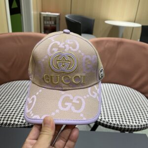 【AT12028】グッチ(Gucci)のベースボールキャップ - 柔らかなアプリコット色とラベンダーが豪華なデザイン | Gucci Firenze