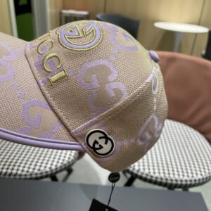 【AT12028】グッチ(Gucci)のベースボールキャップ - 柔らかなアプリコット色とラベンダーが豪華なデザイン | Gucci Firenze