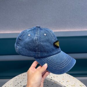 【AT12035】プラダのハイエンドデニムキャップ - ナチュラルな質感と贅沢なストリートスタイル | Prada