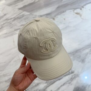 【AT12036】ベースボールキャップ ダブルCロゴ付き クリーム色の高級感 プラダ Prada | Chanel Paris