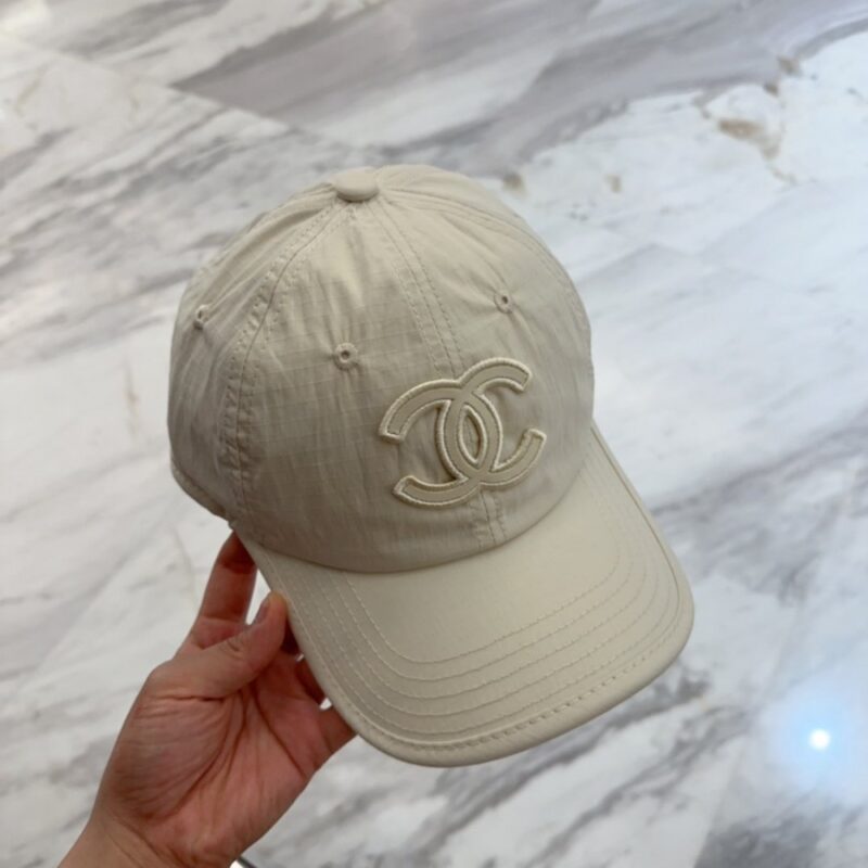 【AT12036】ベースボールキャップ ダブルCロゴ付き クリーム色の高級感 プラダ Prada | Chanel Paris