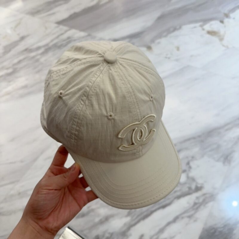 【AT12036】ベースボールキャップ ダブルCロゴ付き クリーム色の高級感 プラダ Prada | Chanel Paris