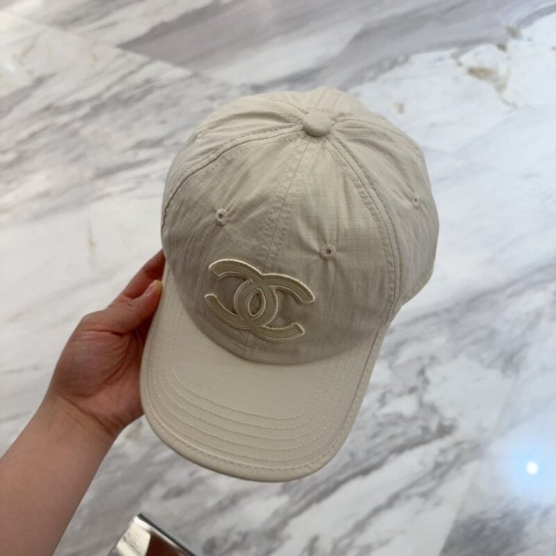 【AT12036】ベースボールキャップ ダブルCロゴ付き クリーム色の高級感 プラダ Prada | Chanel Paris