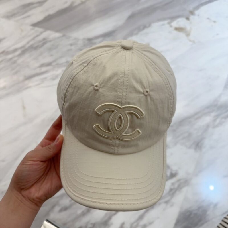 【AT12036】ベースボールキャップ ダブルCロゴ付き クリーム色の高級感 プラダ Prada | Chanel Paris