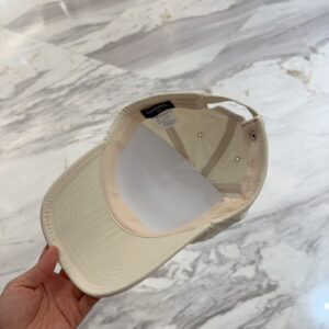 【AT12036】ベースボールキャップ ダブルCロゴ付き クリーム色の高級感 プラダ Prada | Chanel Paris