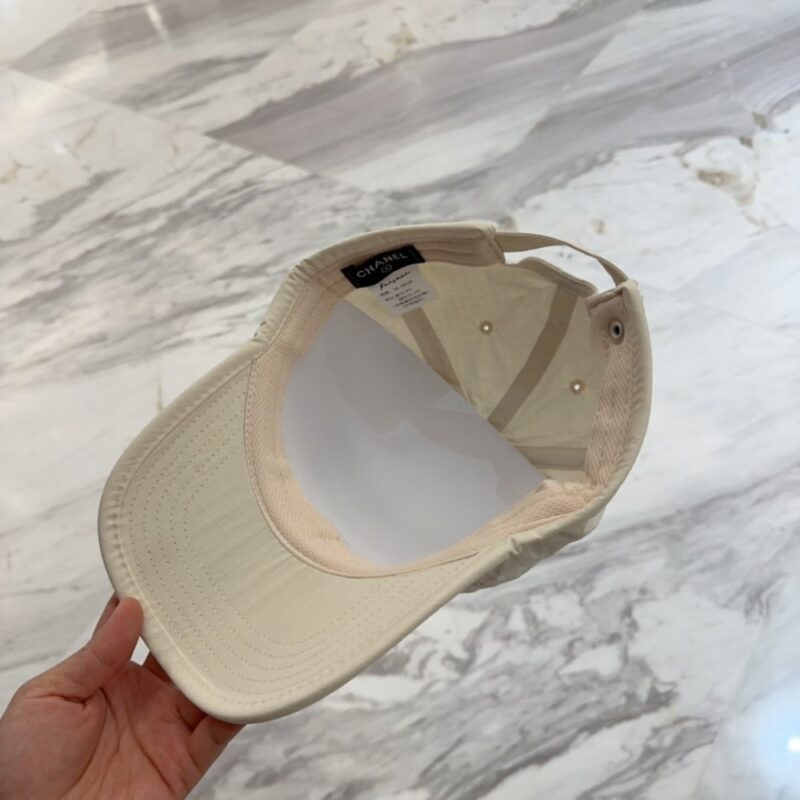 【AT12036】ベースボールキャップ ダブルCロゴ付き クリーム色の高級感 プラダ Prada | Chanel Paris