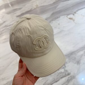 【AT12036】ベースボールキャップ ダブルCロゴ付き クリーム色の高級感 プラダ Prada | Chanel Paris