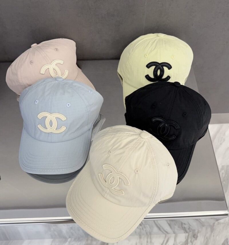 【AT12036】ベースボールキャップ ダブルCロゴ付き クリーム色の高級感 プラダ Prada | Chanel Paris