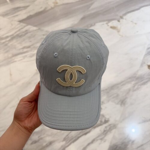 【AT12037】フランスのクラシックデザインにインスパイアされた高品質グレーベースボールキャップ | Chanel