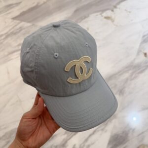 【AT12037】フランスのクラシックデザインにインスパイアされた高品質グレーベースボールキャップ | Chanel
