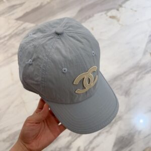 【AT12037】フランスのクラシックデザインにインスパイアされた高品質グレーベースボールキャップ | Chanel